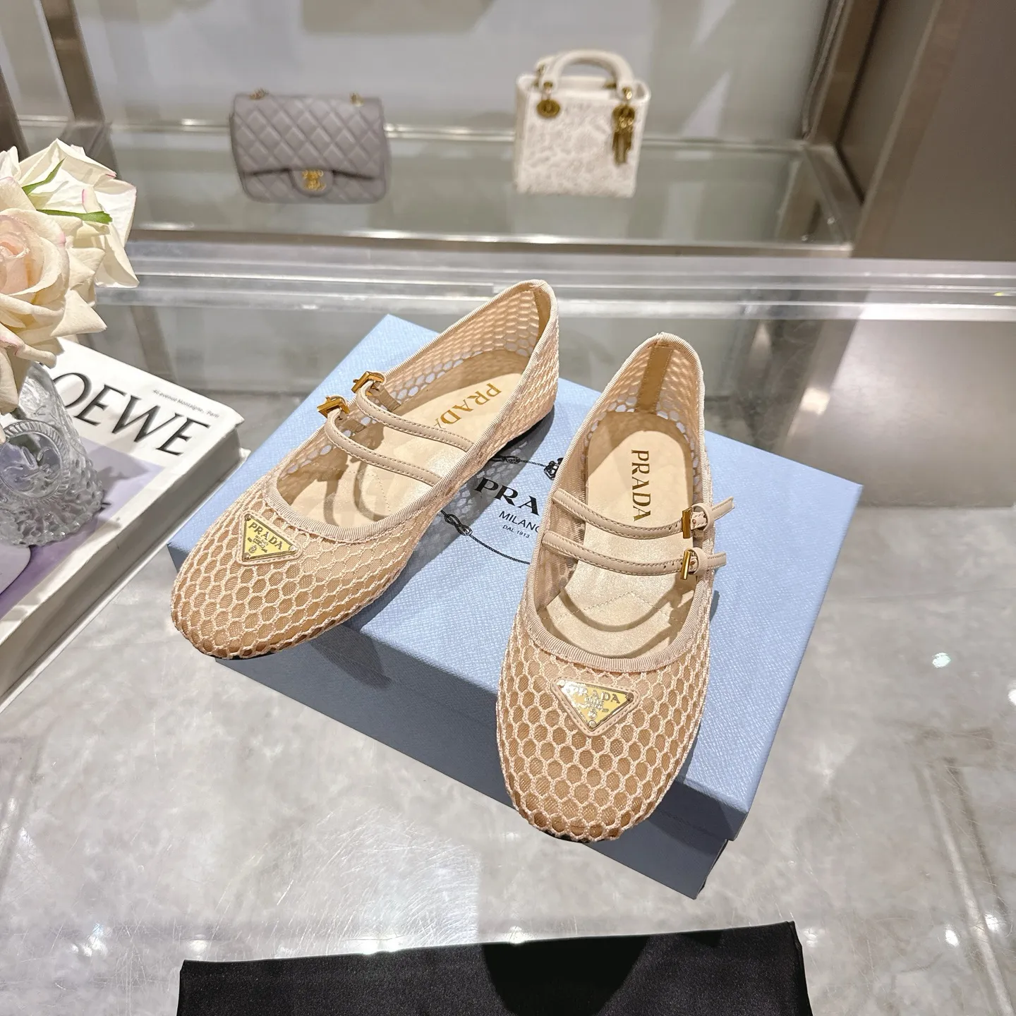 👟👟Ex-factory price 440👟👟 🔥🔥✨Prada/Prada 2024ss spring and summer new products are now available🌟 Mary Jane flat ballet shoes Soft and comfortable, recommended by major bloggers in Little Red Book, proper college style ➕Commuting 1-1 development Round-head golden triangle button Fabric: patent leather, sheepskin, silk fabric Sheepskin lining code number: 35 to 40 (41 is custom-made and cannot be returned or exchanged)